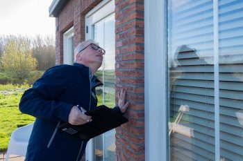 Bouwkundige keuring Den Haag inspecteur gevel en kozijn controle